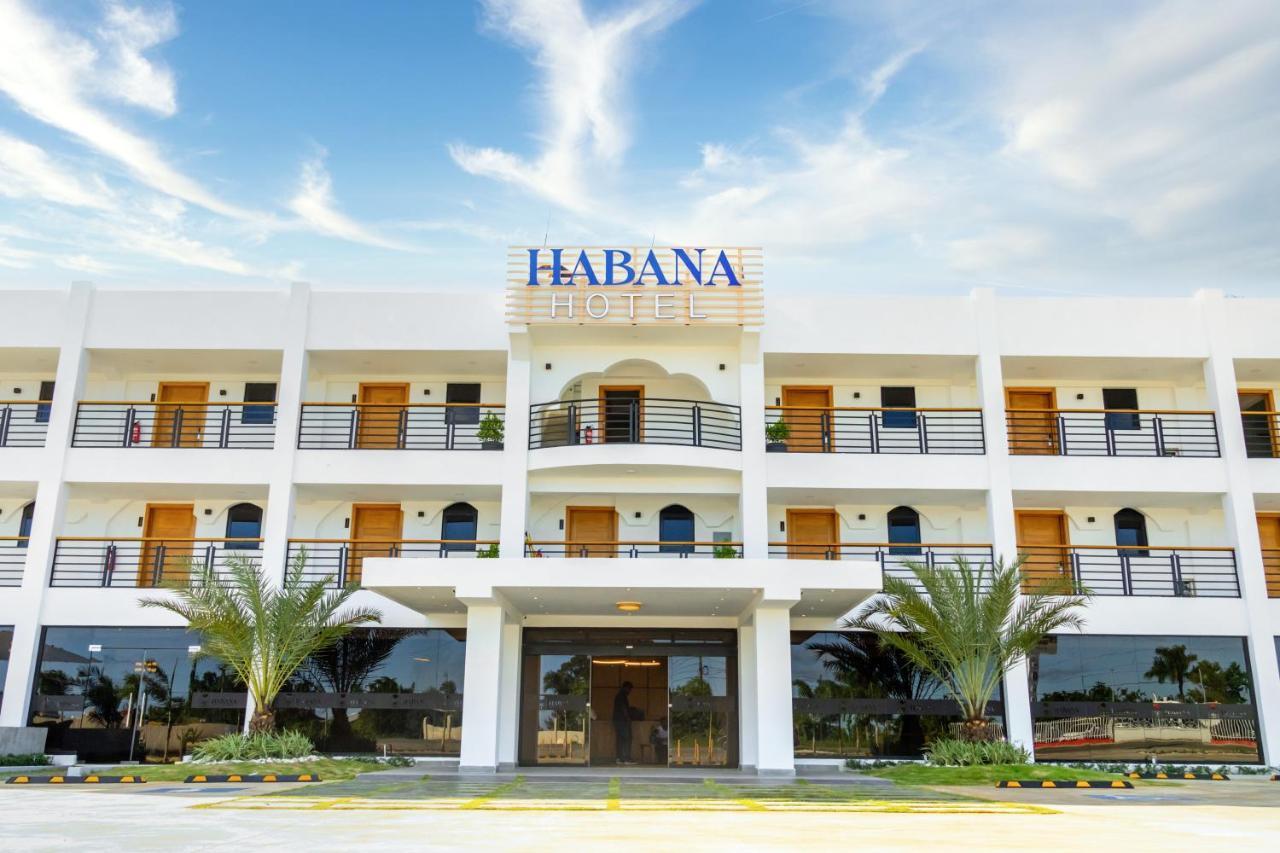 Habana Hotel Y Restaurante Higüey Buitenkant foto