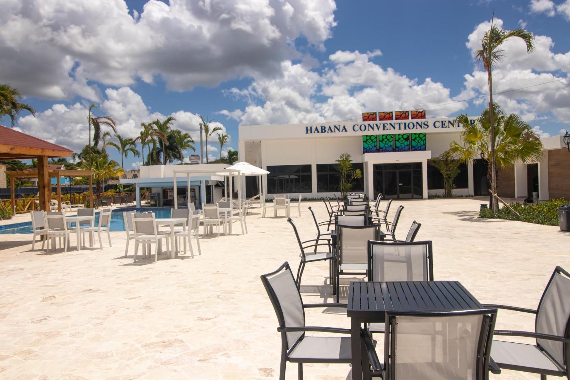 Habana Hotel Y Restaurante Higüey Buitenkant foto
